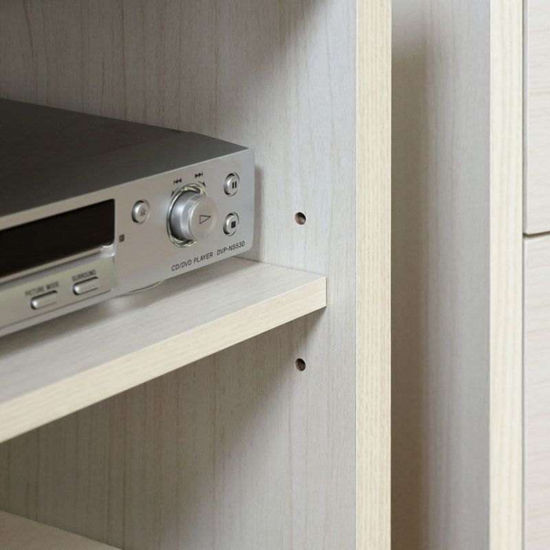 [高さを調節できる移動棚]棚板は3cm間隔で高さを調節できる移動棚。収納したい物に合わせて棚の高さを決めることができます。