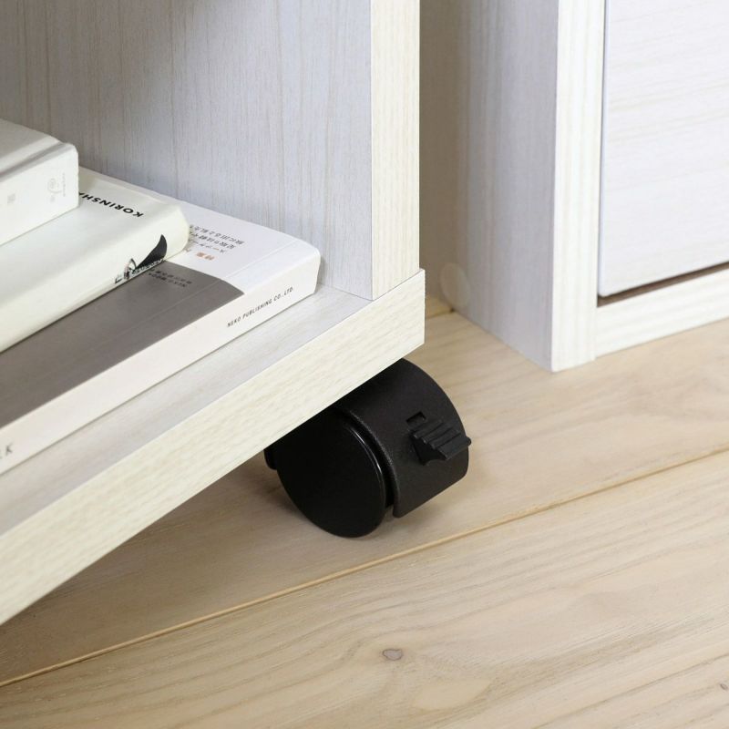 [ストッパー付きキャスター]キャスターが付いているので、お掃除や模様替えのときに簡単に動かせます。そのうち2つはストッパー付きで固定もできます。