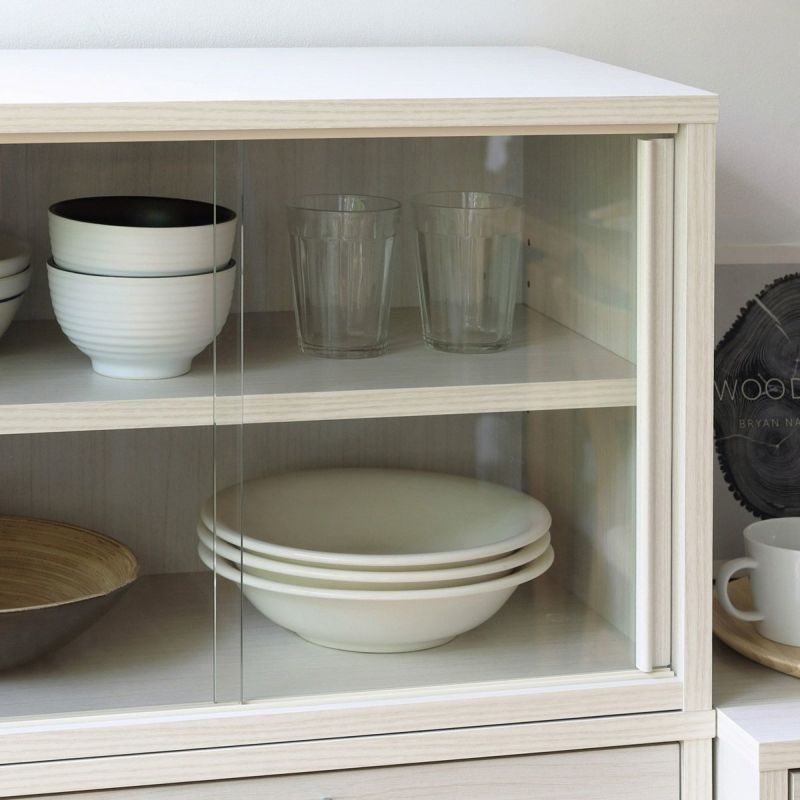 [中が見える透明ガラス]透明ガラスだから、食器をおしゃれにディスプレイしながらきれいに収納することができます。