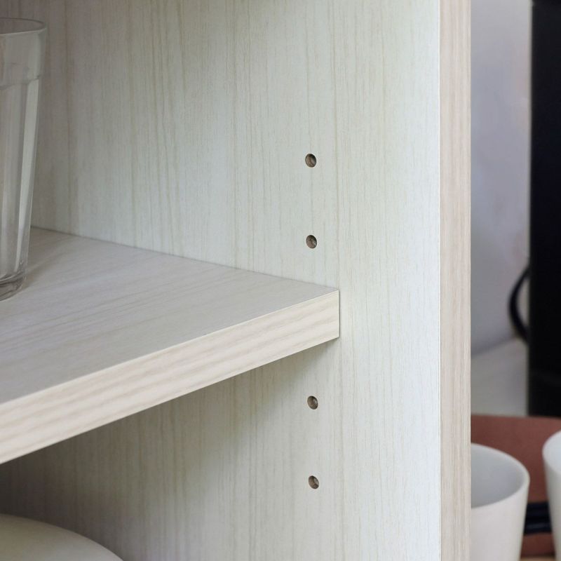 [高さを調節できる移動棚]棚板は3cm間隔で高さを調節できる移動棚。収納したい物に合わせて棚の高さを決めることができます。