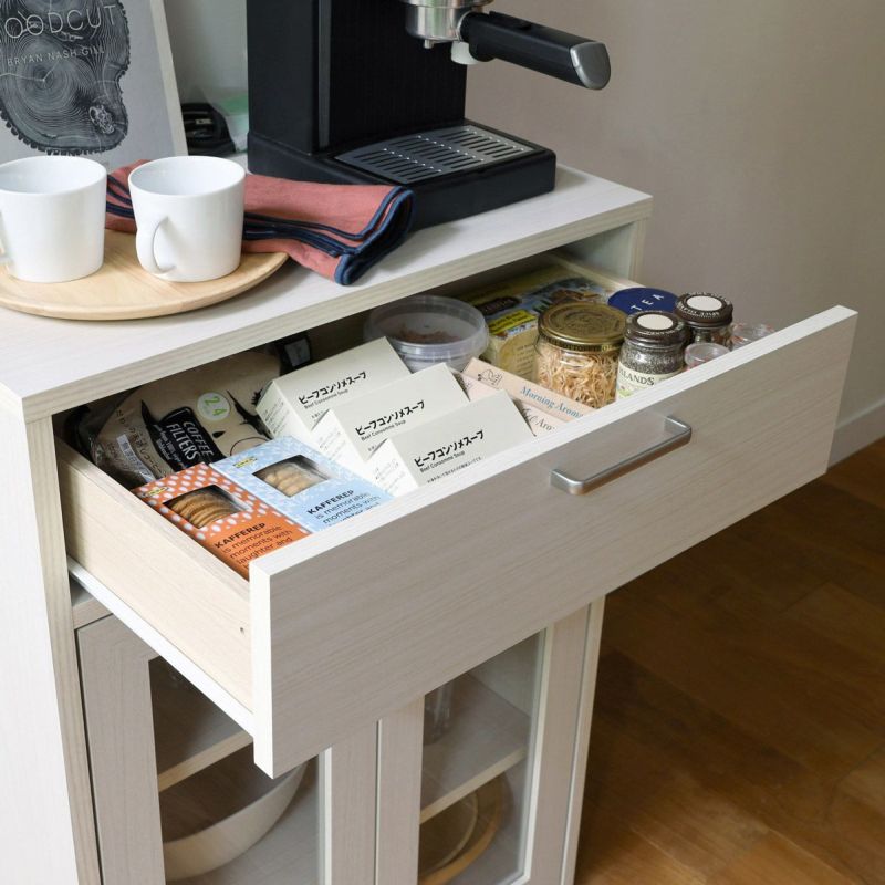 [小物の収納に便利な引き出し]カトラリーやキッチン小物の収納に便利な引き出し付きです。