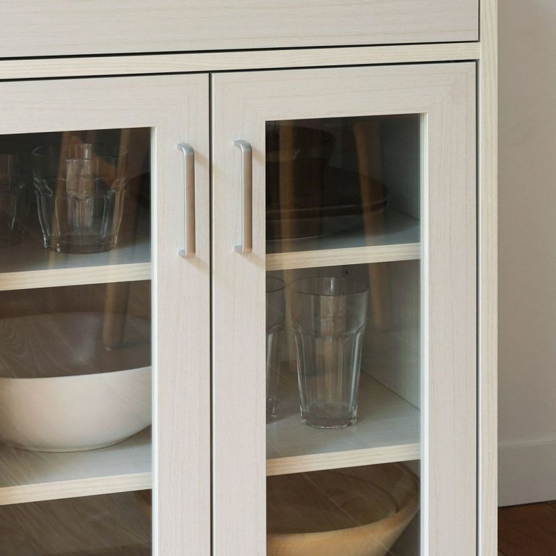 [収納物が見やすいガラス扉]ガラス扉は扉の中が見えるので、食器やストック品などの収納におすすめです。