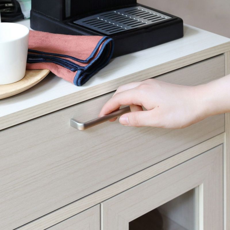 [つかみやすい、シンプルな取っ手]シンプルでつかみやすい取っ手。シルバーが清潔でスタイリッシュな印象を与えます。