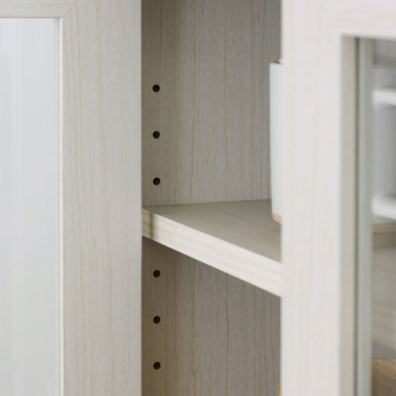 [高さを調節できる移動棚]2枚の棚板は3cm間隔で高さを調節できる移動棚。収納したい物に合わせて棚の高さを決めることができます。