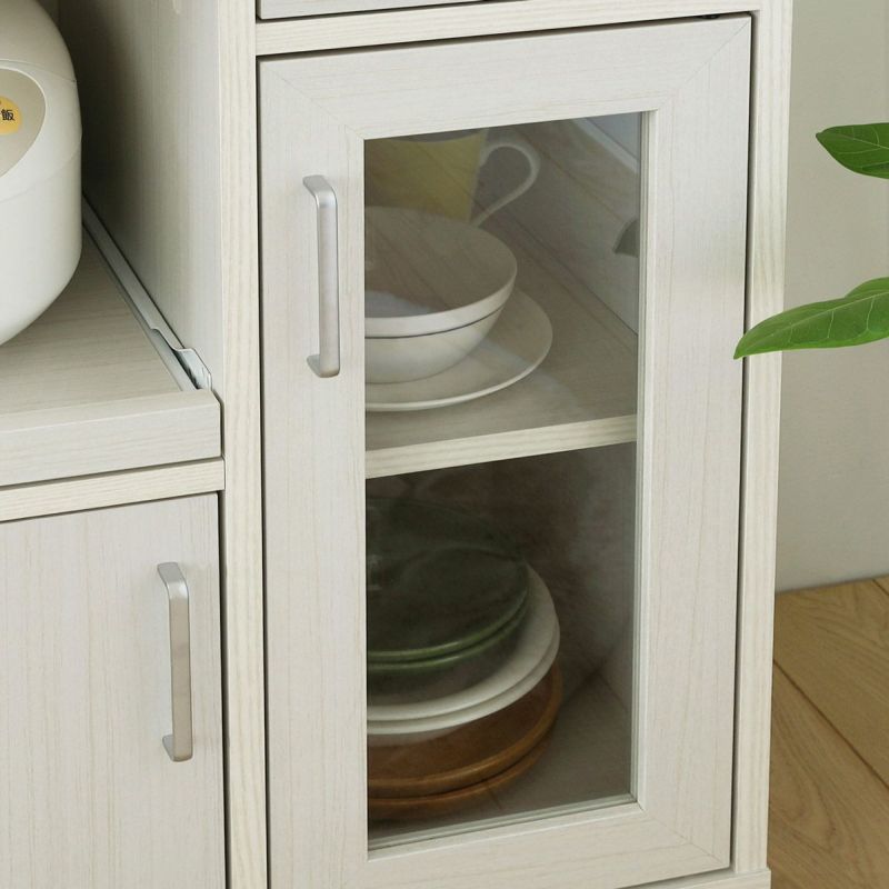 [収納物が見やすいガラス扉]ガラス扉は扉の中が見えるので、食器やストック品などの収納におすすめです。