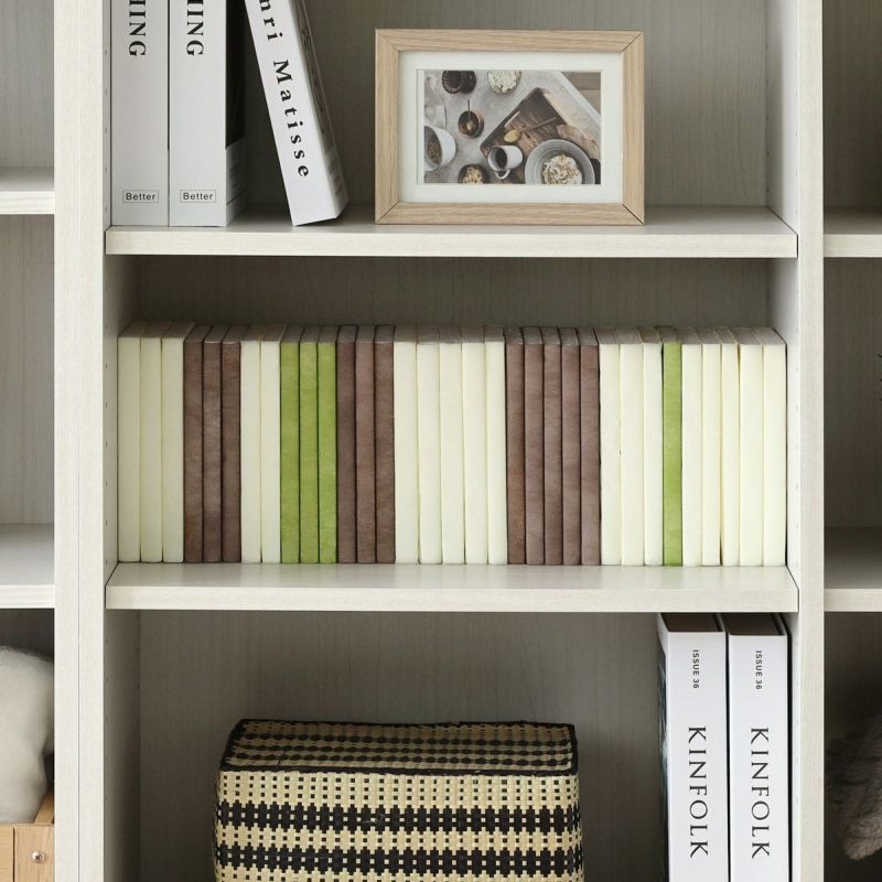 [コミックを33冊収納できます]棚1段の内寸幅は50.5cm。コミックを約33冊収納できるサイズです。