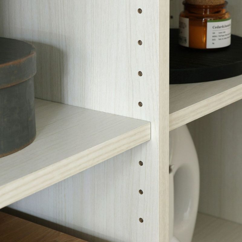 [高さを調節できる移動棚]4枚の棚板は3cm間隔で高さを調節できる移動棚です。収納したい物に合わせて棚の高さを決めることができます。