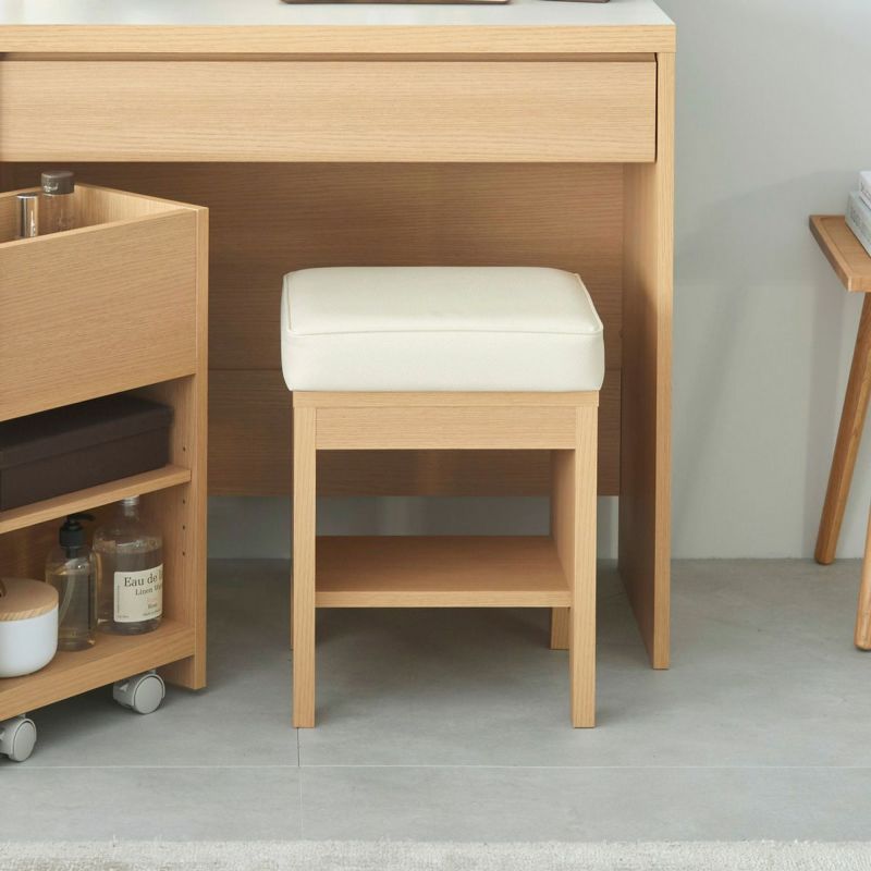 [ドレッサーに合わせた高さとデザイン]ドレッサーに合わせたシンプルなデザインのスツール。ちょうどいい高さで快適にメイクできます。