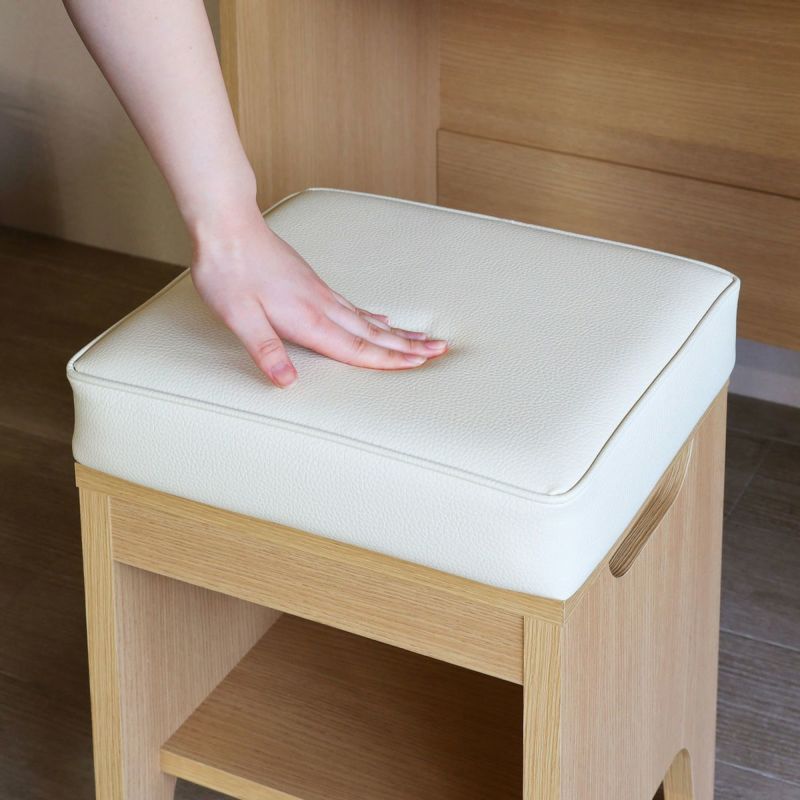 [座り心地のいいクッション座面]クッション性のある座面は座り心地がよく、リラックスしてメイクができます。