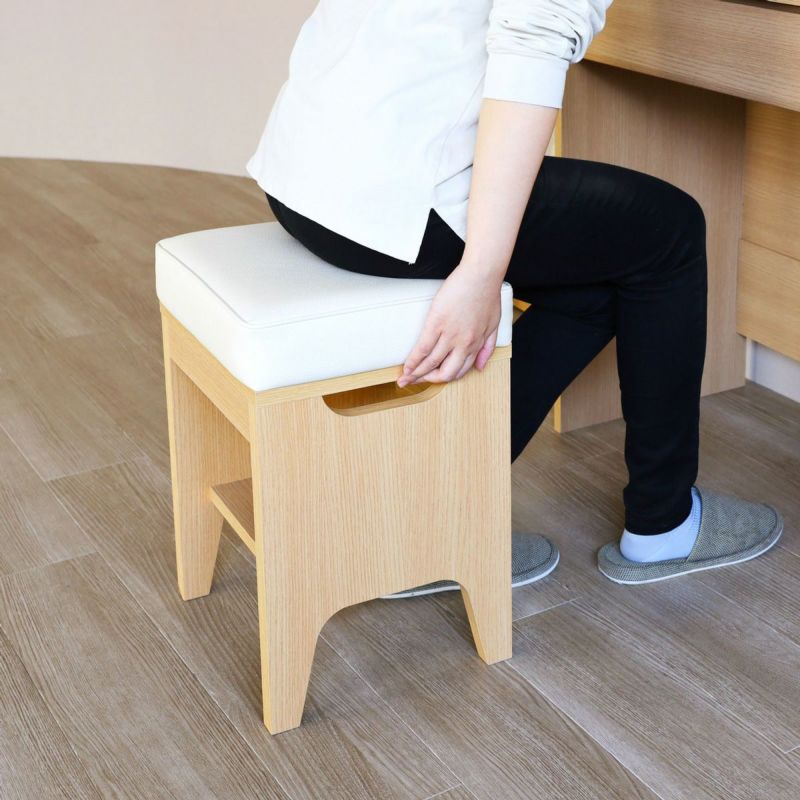 [動かしやすい手掛け付き]両サイドには手掛けの切込みがあるので、スツールを入れたり、引いたりなど移動がしやすくなっています。