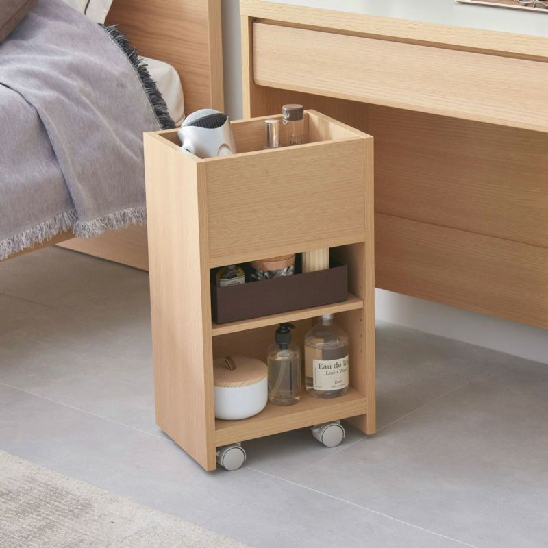 [メイク時間をもっと私らしく、特別に。]ドレッサーと合わせてよりメイク時間を快適にするサイドワゴン。朝、ドレッサーに向かってメイクをして、素敵な自分で一日が始まります。