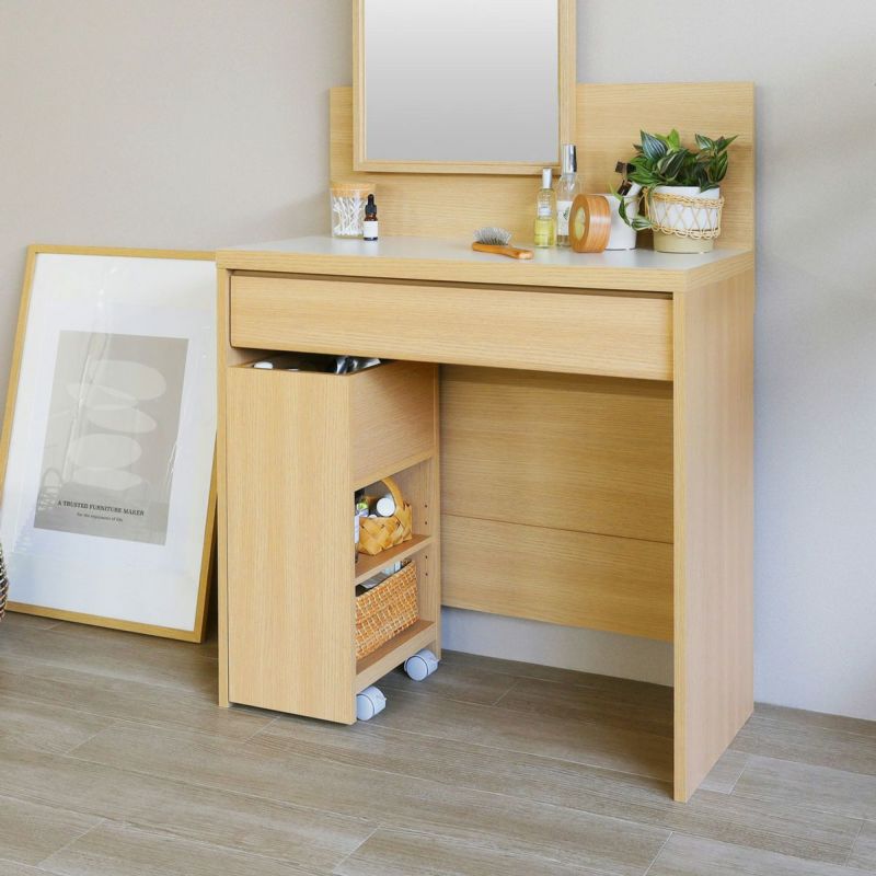 [ドレッサーにぴったり収まるサイズ]ワゴンはドレッサーの引き出し下スペースにぴったり収まるサイズ。使わないときはしまっておけるから邪魔にならず見た目もすっきりします。