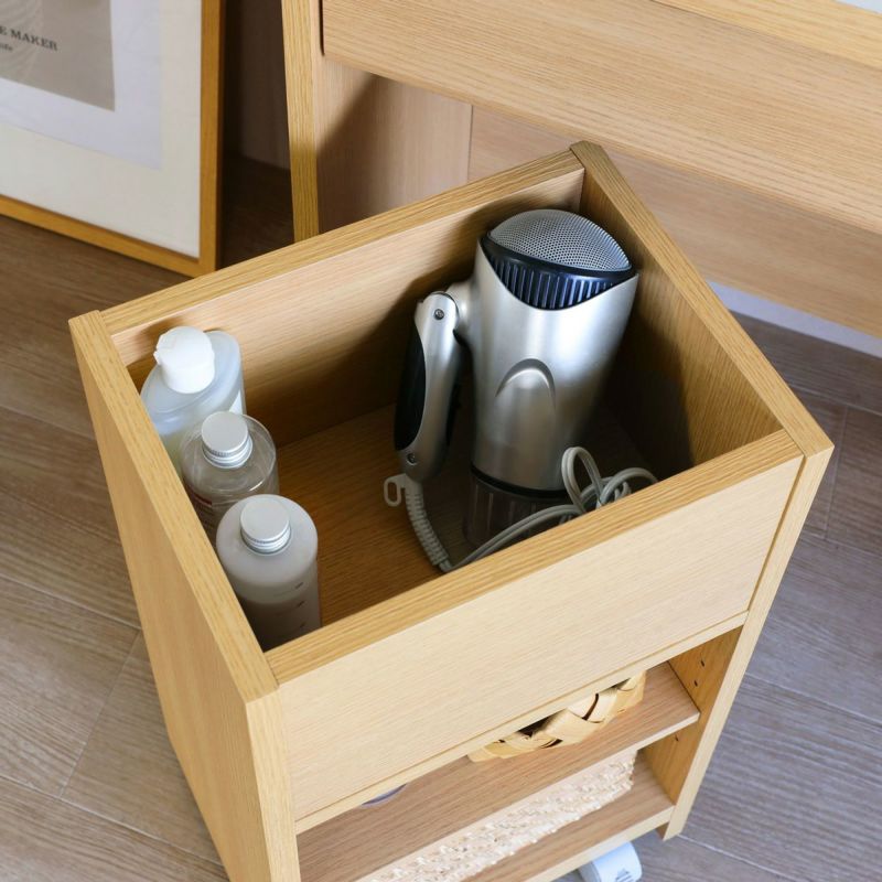 [ドライヤーなどは上部スペースに]ワゴン上部の内寸は幅29.5cm、奥行19.2cm、高さ16.6cm。ドライヤーやヘアアイロンなどの大きいモノの収納におすすめです。