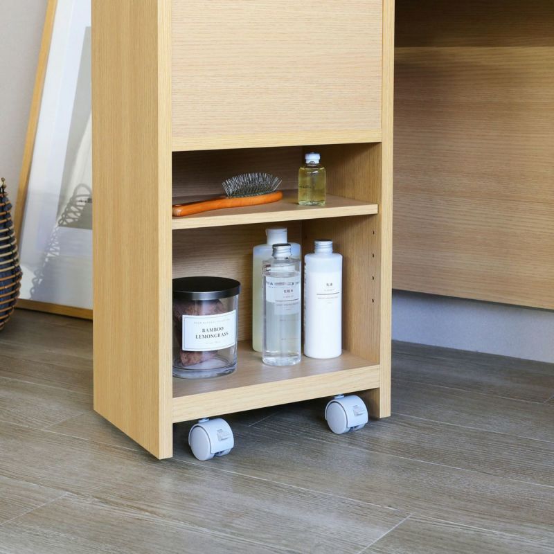 [下部収納はボトルやメイクポーチを]下部の収納には、ドレッサーの引き出しに入らないボトルやメイクポーチなどの収納におすすめ。コットンやメイクスポンジなどのストックにも最適です。