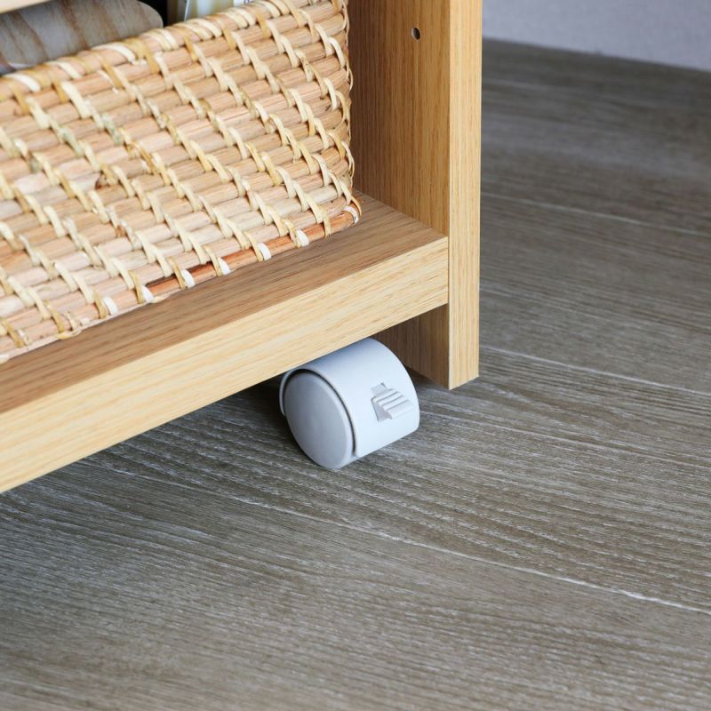 [ストッパー付きキャスター]出し入れに便利なキャスター付きです。そのうち2つにはストッパーも付いているので、ドレッサーから出して使うときには固定もできます。