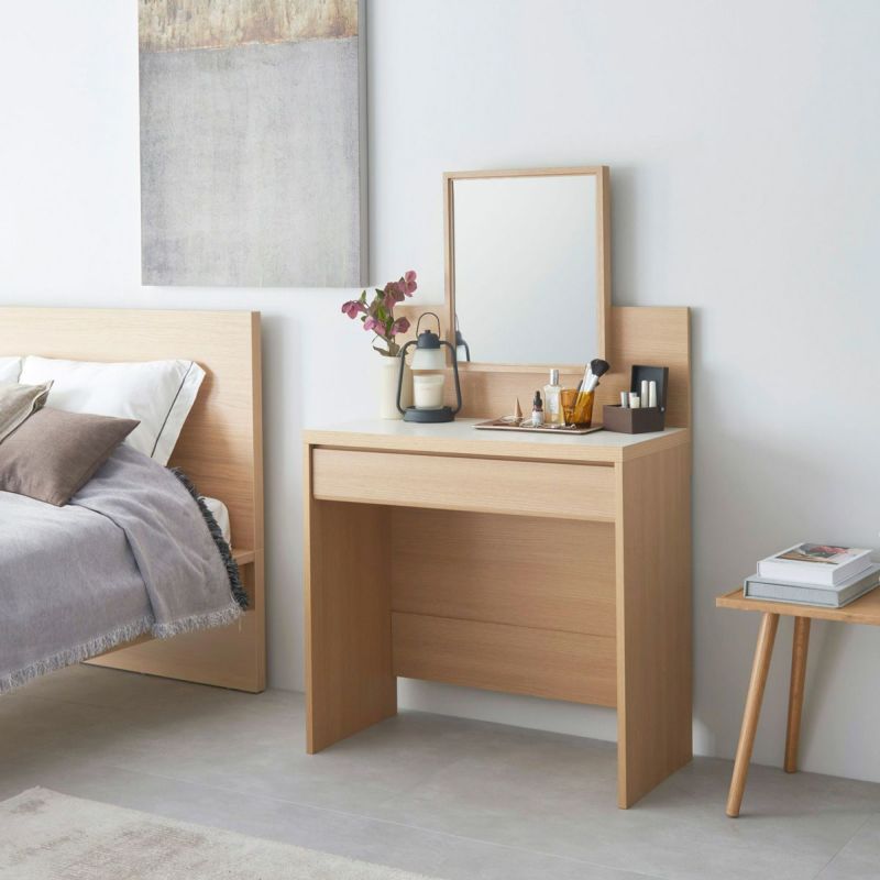 [メイク時間をもっと私らしく、特別に。]自分だけのメイク時間に集中しておしゃれを楽しめるドレッサー。朝、ドレッサーに向かってメイクをして、素敵な自分で一日が始まります。