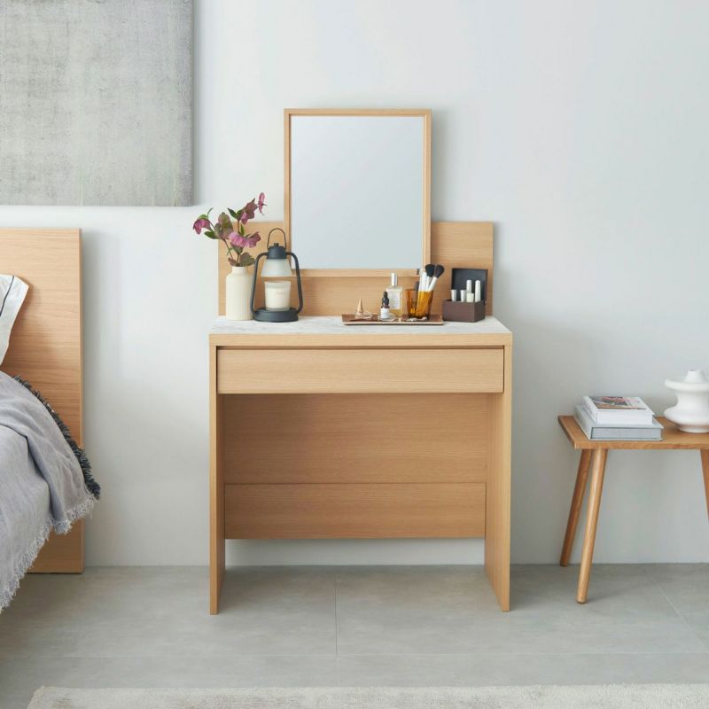 [メイクに没頭できるドレッサー]化粧品やメイク道具をたくさん収納できる引き出しと、大きな鏡でメイクに没頭できます。