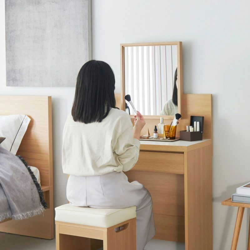 [ヘアメイクもしやすい大きな鏡サイズ]頭の上からデコルテまでを映せる大きめサイズの鏡。顔全体を見てバランスよくメイクできます。ヘアメイクにも最適です。