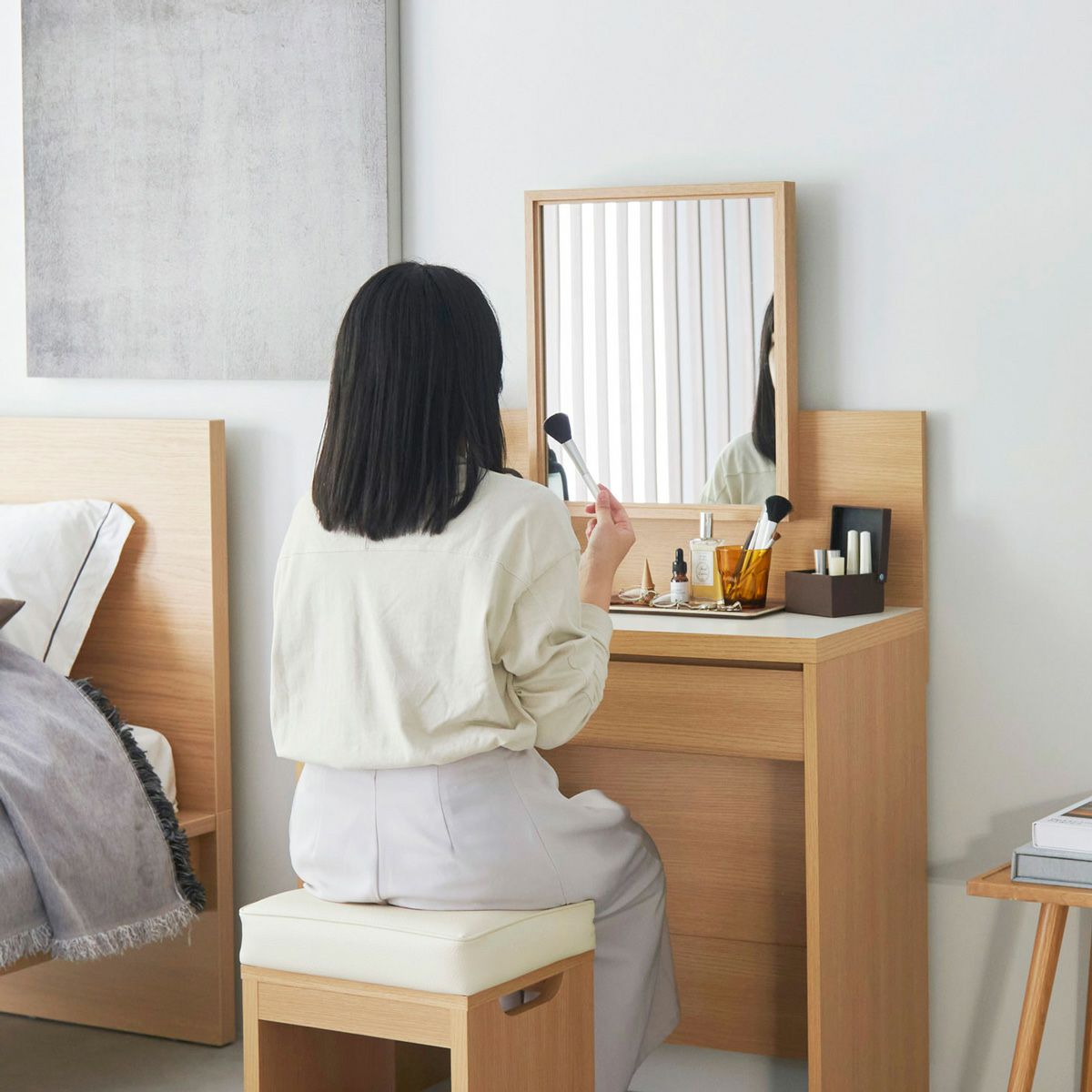[ヘアメイクもしやすい大きな鏡サイズ]頭の上からデコルテまでを映せる大きめサイズの鏡。顔全体を見てバランスよくメイクできます。ヘアメイクにも最適です。