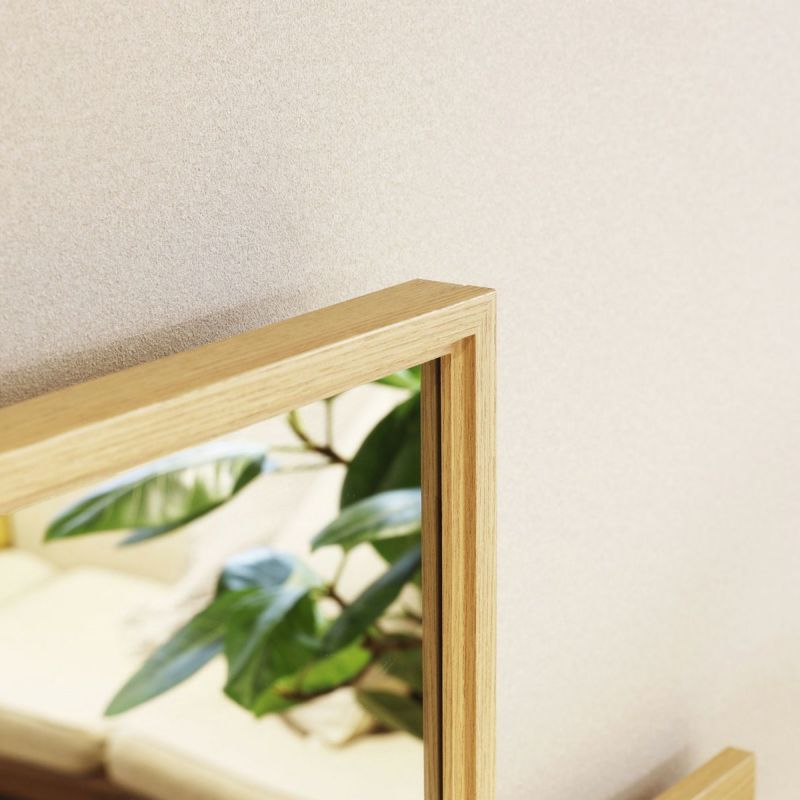 [上品なミラーフレームのデザイン]ミラーフレームは立体感をもたせて上品な印象に仕上げました。鏡に映る姿を上品に見せてくれます。