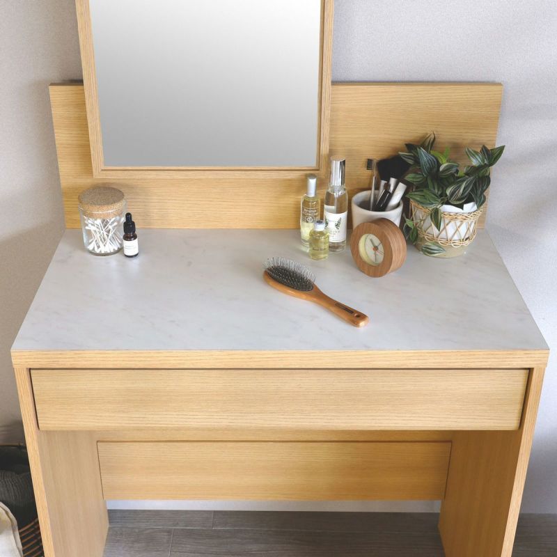 [広々とした天板]幅80cm、奥行38cmの広々とした天板で快適にメイクできます。お気に入りのアイテムを飾って楽しむのもおすすめです。