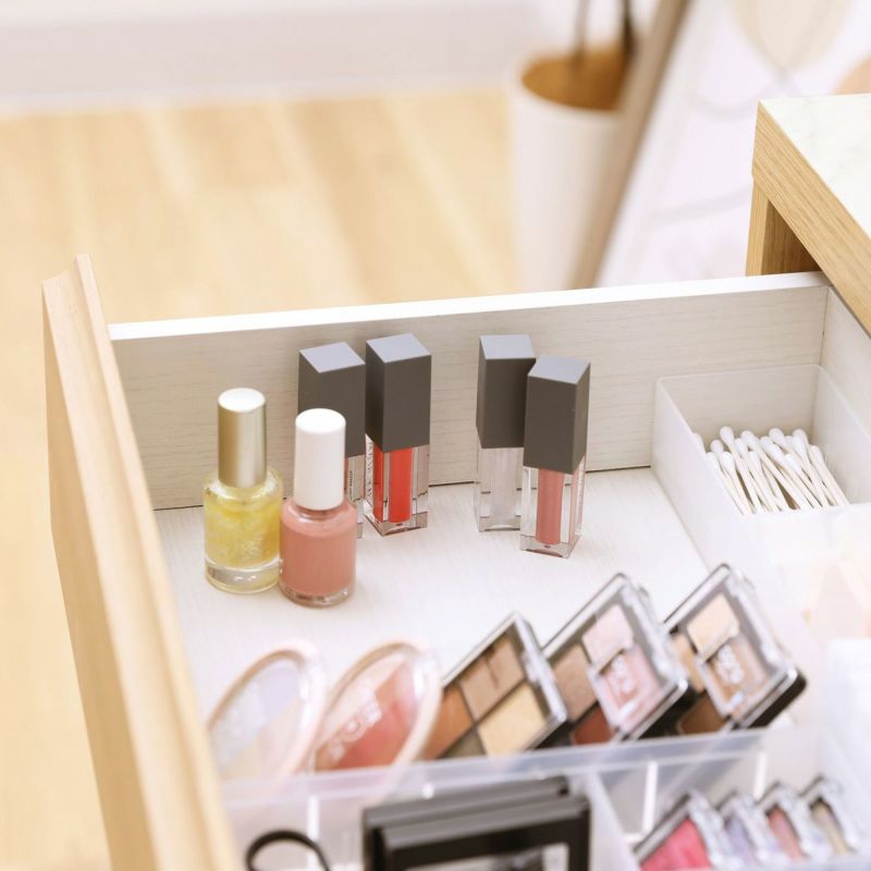 [メイク道具をたくさん収納できる引き出し]引き出しは幅71cmで大容量。深さ9.4cmでコンパクトやパレット、ネイルポリッシュを立てて収納できます。