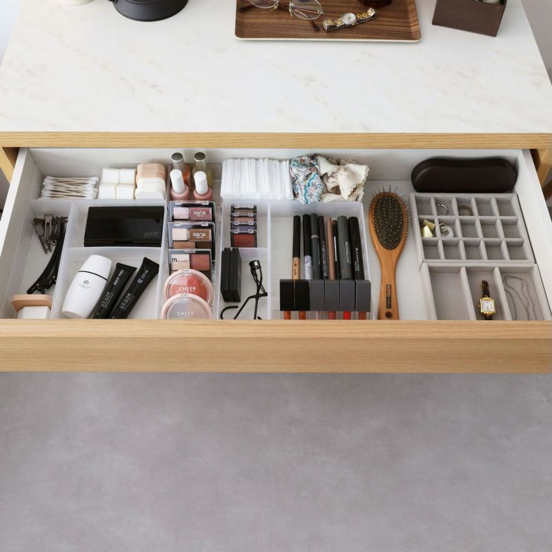 [市販のケースで仕切ってすっきり収納]細かなメイク道具は市販のケースを使って仕切れば、すっきり収納できます。