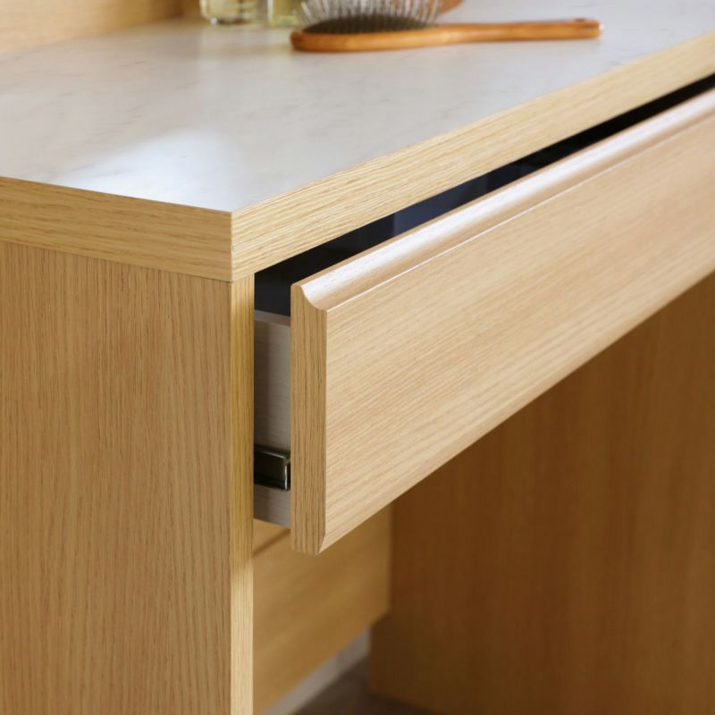 [エレガントな引き出しのデザイン]引出前板はエレガントさを感じさせるデザイン加工が施されています。細部のデザインもおしゃれでメイク時間が楽しくなります。