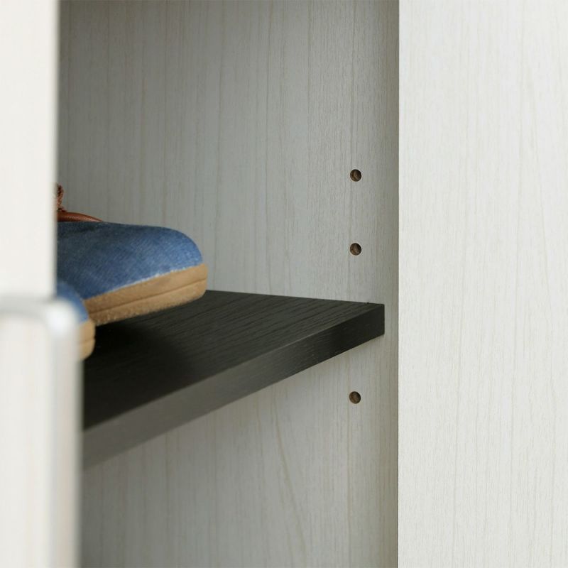 [高さを調節できる移動棚]4枚の棚板は3cm間隔で高さを調節できる移動棚。収納したい物に合わせて棚の高さを決めることができます。