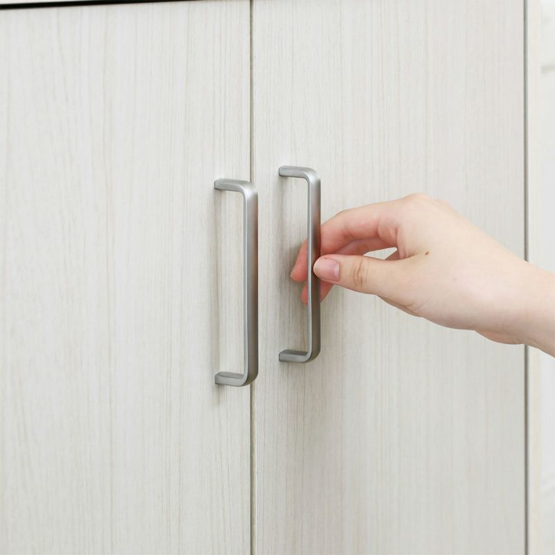 [つかみやすい、シンプルな取っ手]シンプルでつかみやすい取っ手。シルバーが清潔でスタイリッシュな印象を与えます。