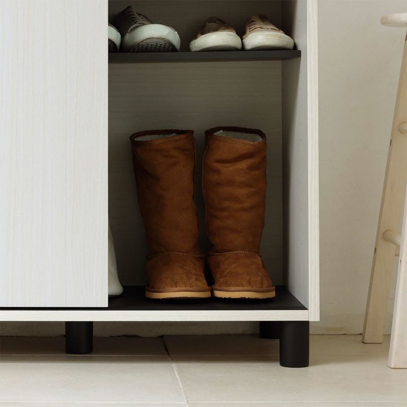 [背の高いブーツも収納可]下段の移動棚を外して使えば、背の高いブーツも収納することができます。