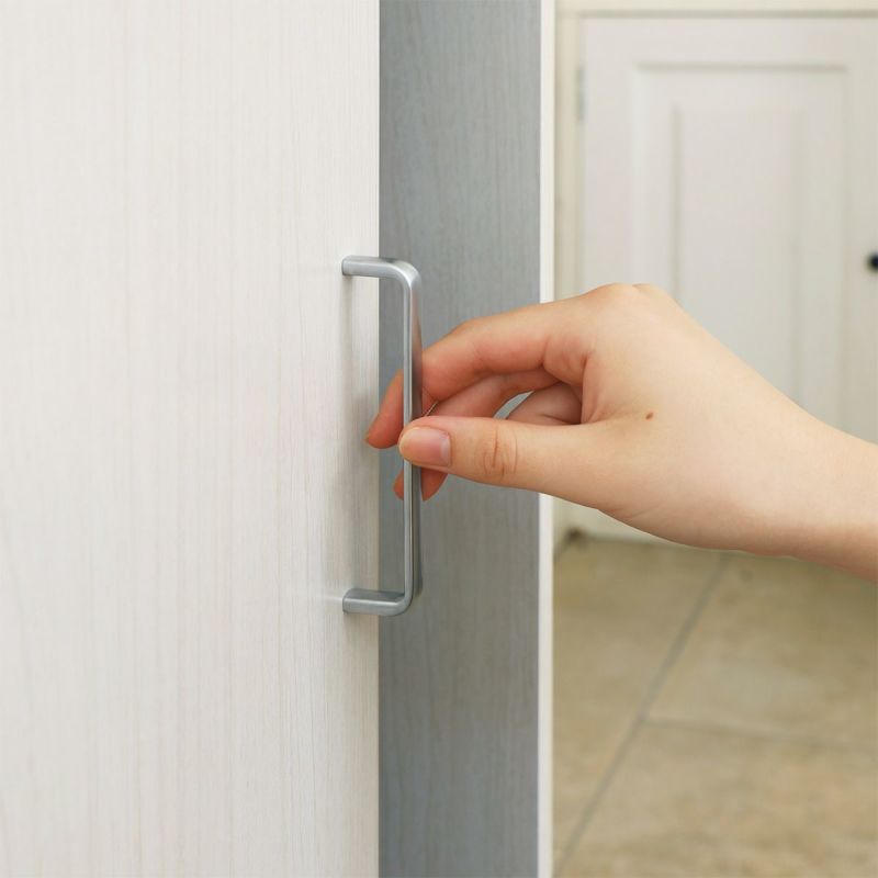 [つかみやすい、シンプルな取っ手]シンプルでつかみやすい取っ手。シルバーが清潔でスタイリッシュな印象を与えます。