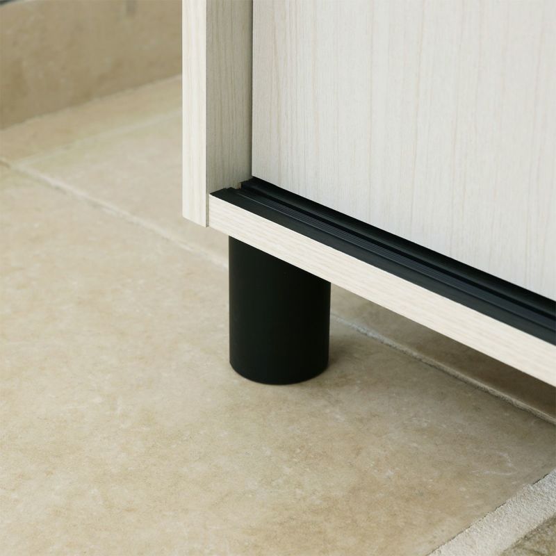 [樹脂製のフット付き]フット付きなので通気性がよく、土間でも安心して使えます。フットは樹脂製なので水濡れにも安心です。