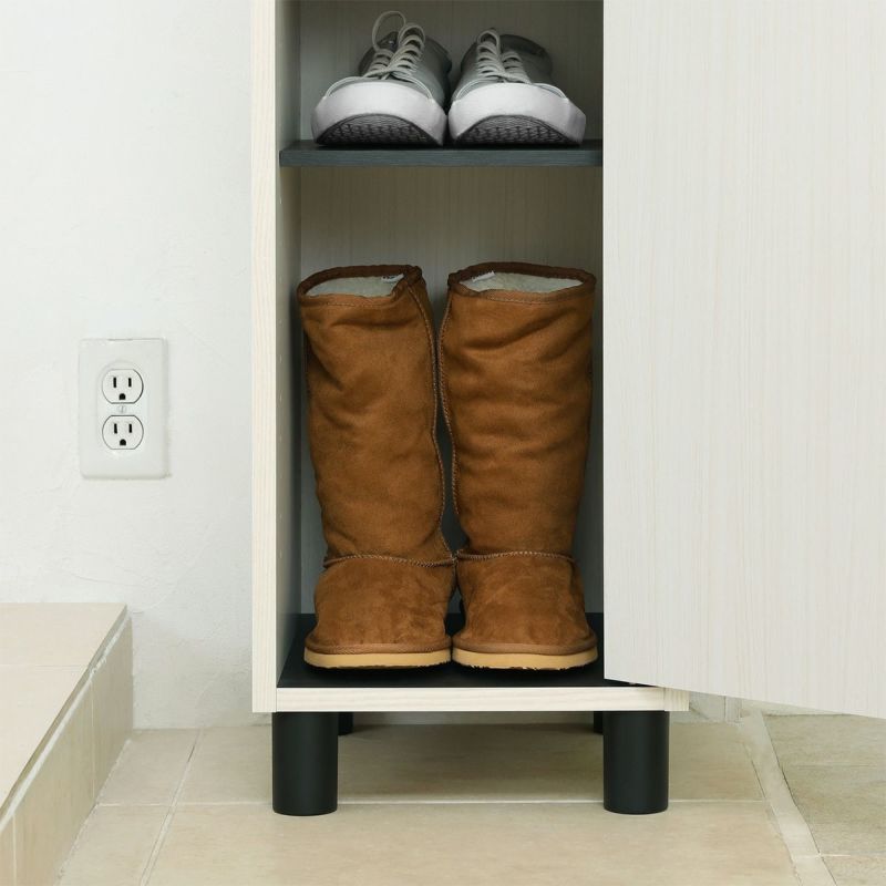 [背の高いブーツも収納可]下段の移動棚を外して使えば、背の高いブーツも収納することができます。
