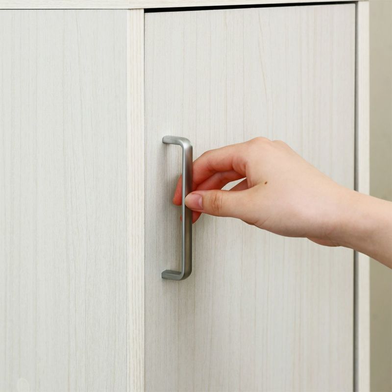 [つかみやすい、シンプルな取っ手]シンプルでつかみやすい取っ手。シルバーが清潔でスタイリッシュな印象を与えます。