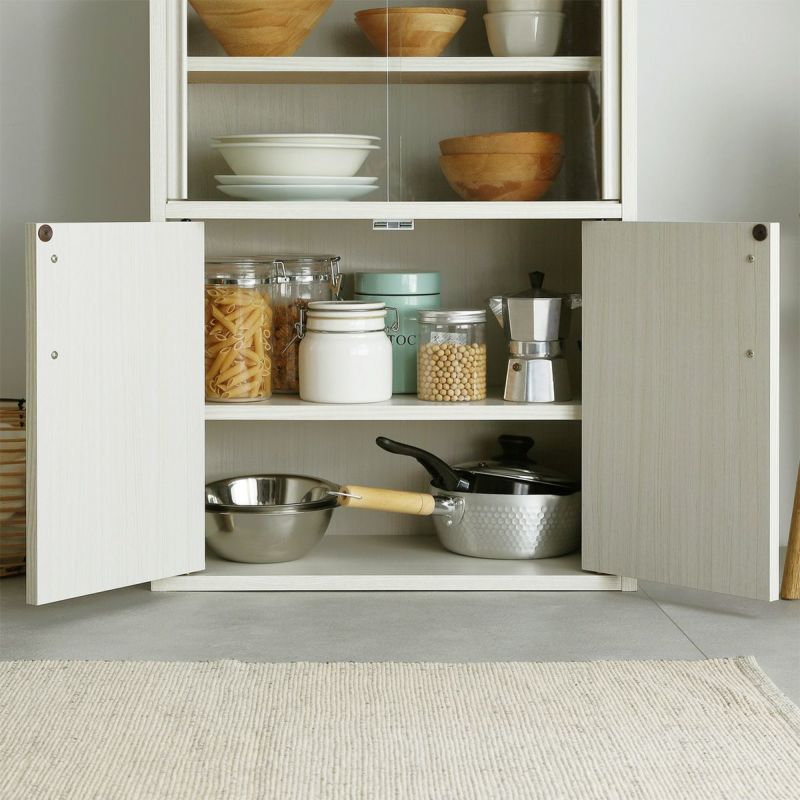 [木製扉で隠す収納]木製の扉は生活感が出やすいキッチン用品や雑貨を隠して収納できます。