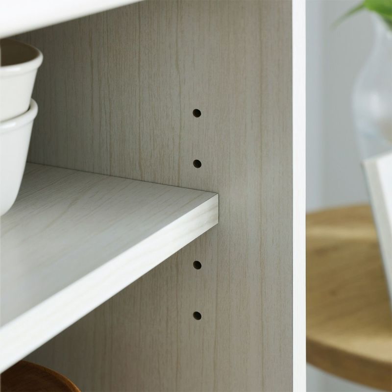 [高さを調節できる移動棚]2枚の棚板は3cm間隔で高さを調節できる移動棚。収納したい物に合わせて棚の高さを決めることができます。