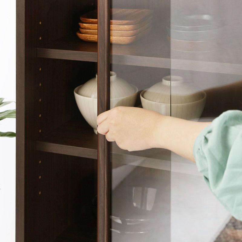 [開閉に場所を取らない引き戸]ガラス扉は引き戸タイプ。食器などの収納物をさっと取り出しやすくておすすめです。