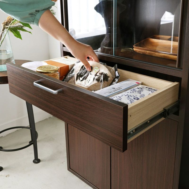 [奥まで見渡せる引き出し]引き出しにはフルスライドレールを使用。全部引き出せるから、奥にしまった物も取り出しやすくなっています。