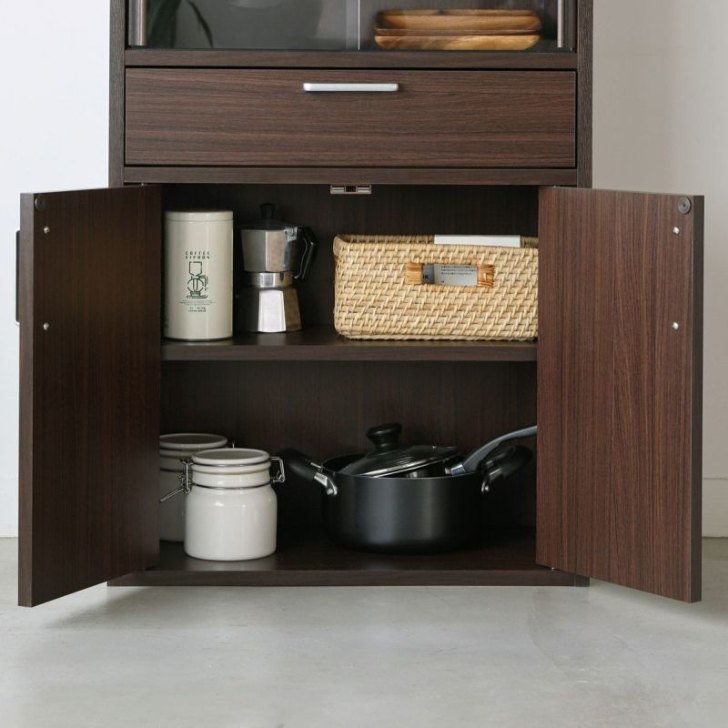 [木製扉で隠す収納]木製の扉は生活感が出やすいキッチン用品を隠して収納できます。