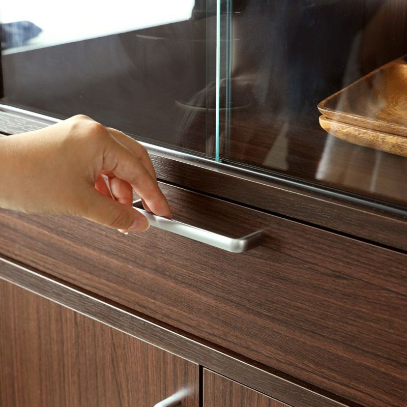 [つかみやすい、シンプルな取っ手]シンプルでつかみやすい取っ手。シルバーが清潔でスタイリッシュな印象を与えます。