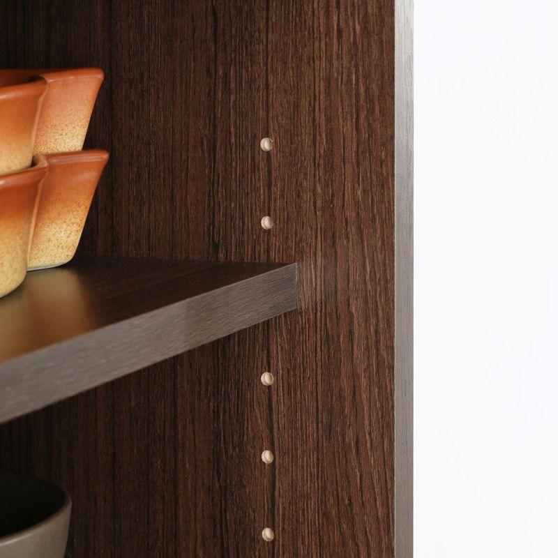 [高さを調節できる移動棚]棚板は3cm間隔で高さを調節できる移動棚。収納したい物に合わせて棚の高さを決めることができます。