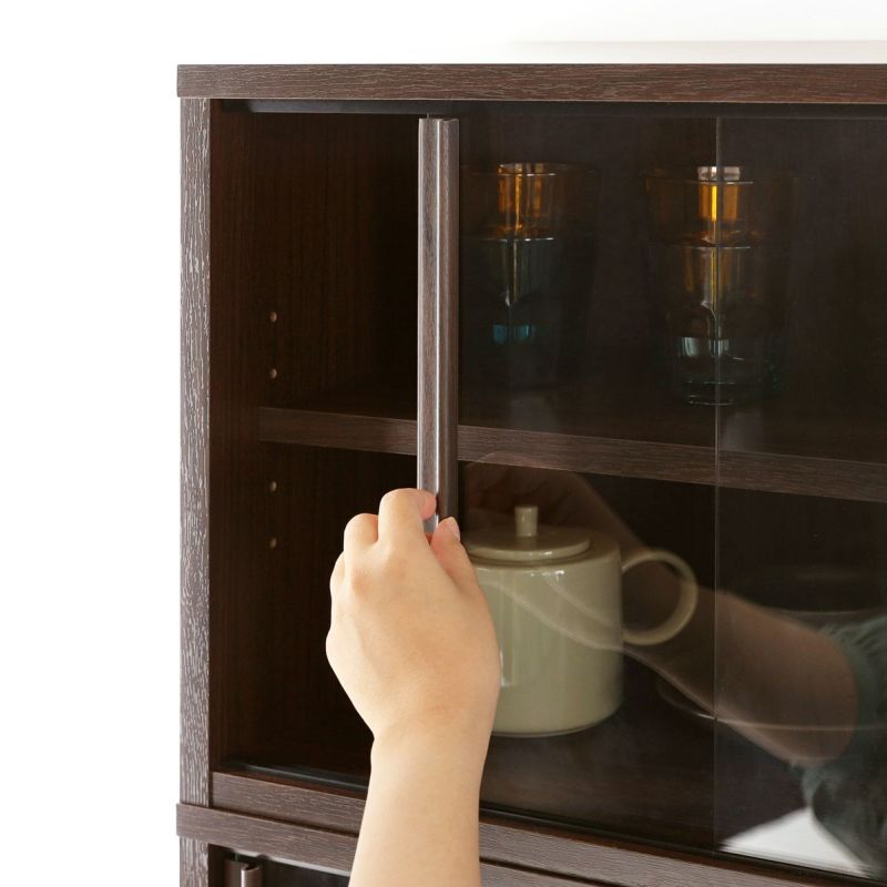 [開閉に場所を取らない引き戸]ガラス扉は引き戸タイプ。食器などの収納物をさっと取り出しやすくておすすめです。