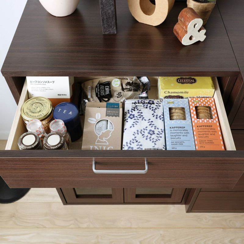 [小物の収納に便利な引き出し]カトラリーやキッチン小物の収納に便利な引き出し付きです。