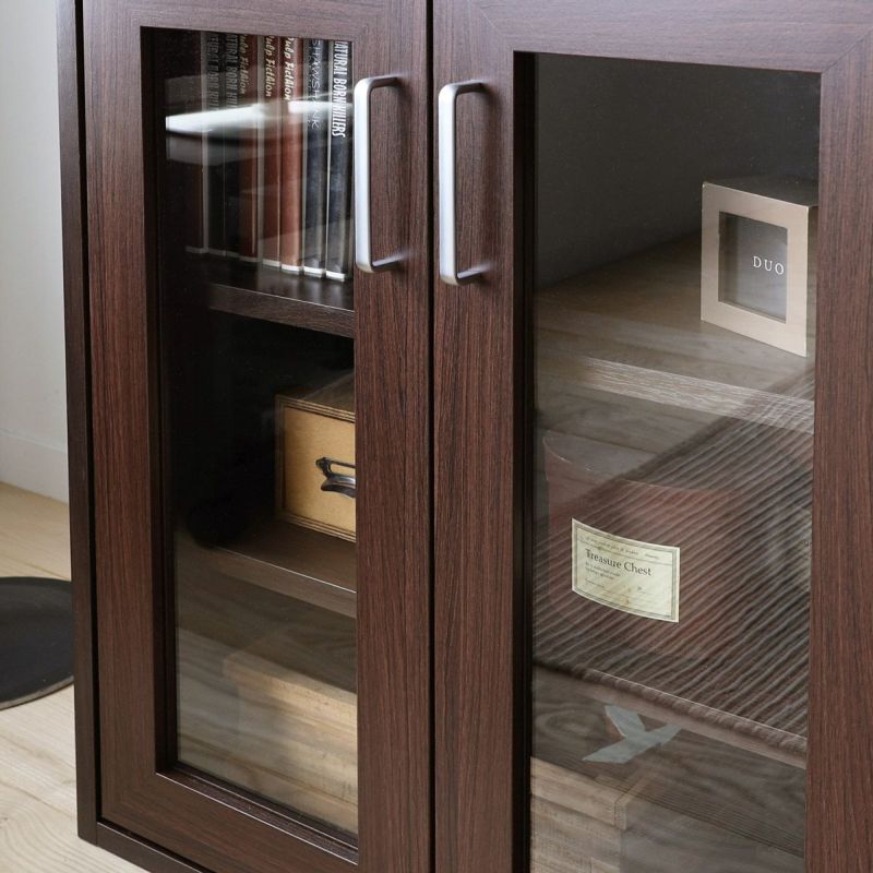 [収納物が見やすいガラス扉]ガラス扉は扉の中が見えるので、食器やストック品などの収納におすすめです。