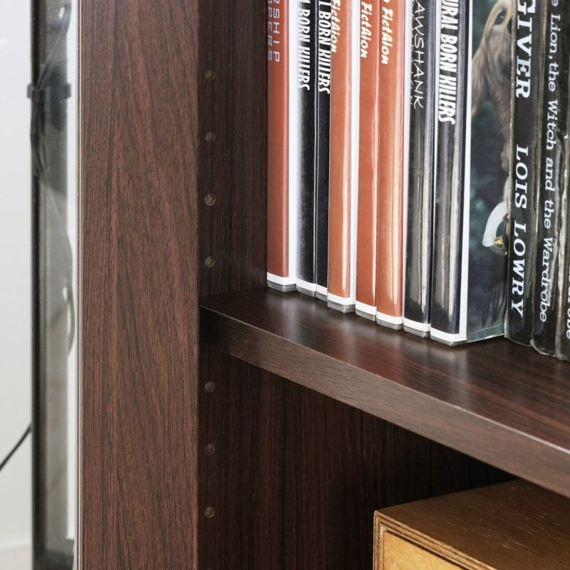 [高さを調節できる移動棚]2枚の棚板は3cm間隔で高さを調節できる移動棚。収納したい物に合わせて棚の高さを決めることができます。