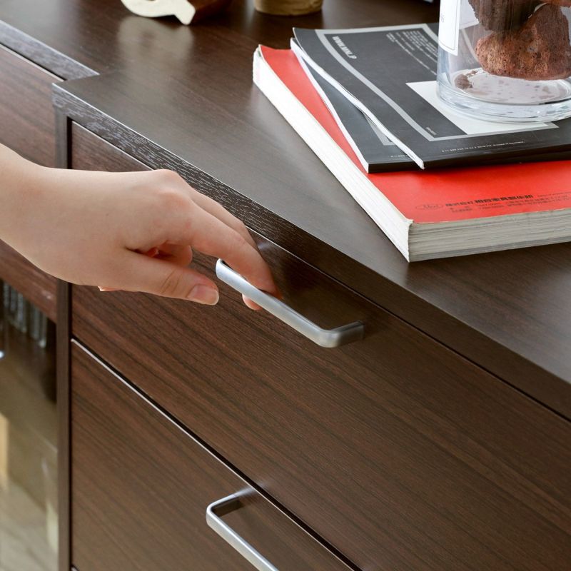 [つかみやすい、シンプルな取っ手]シンプルでつかみやすい取っ手。シルバーが清潔でスタイリッシュな印象を与えます。