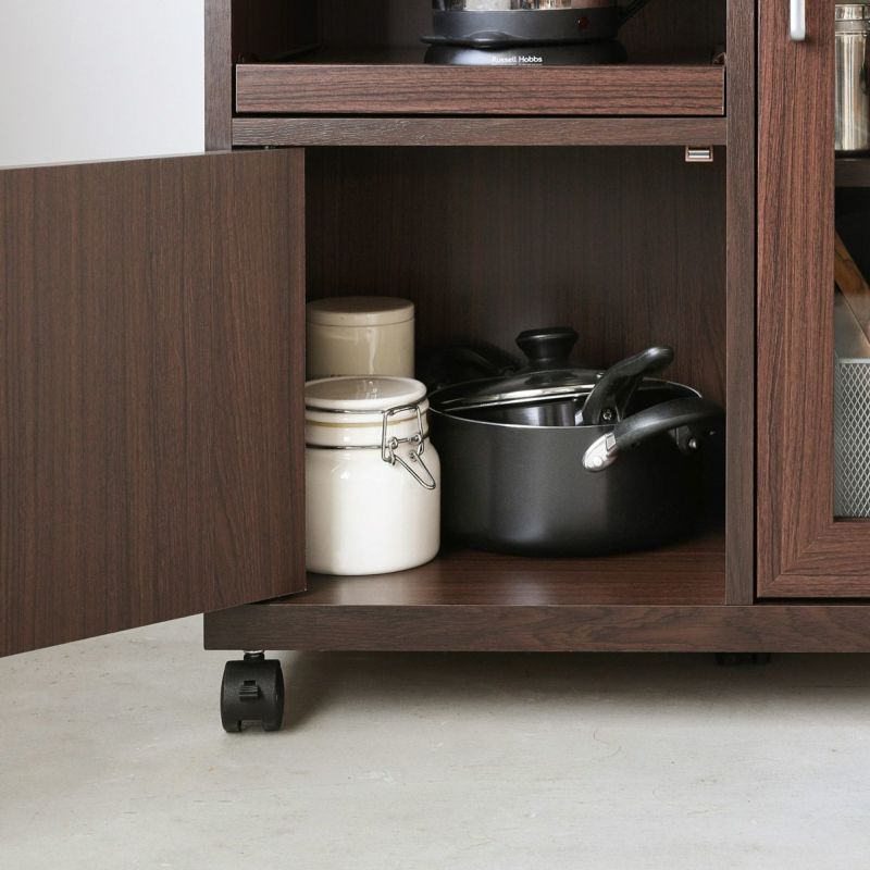 [木製扉で隠す収納]木製の扉は生活感が出やすいキッチン用品を隠して収納できます。