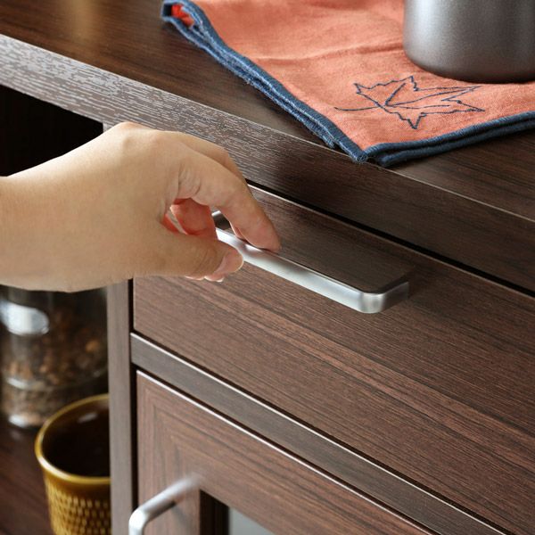 [つかみやすい、シンプルな取っ手]シンプルでつかみやすい取っ手。シルバーが清潔でスタイリッシュな印象を与えます。