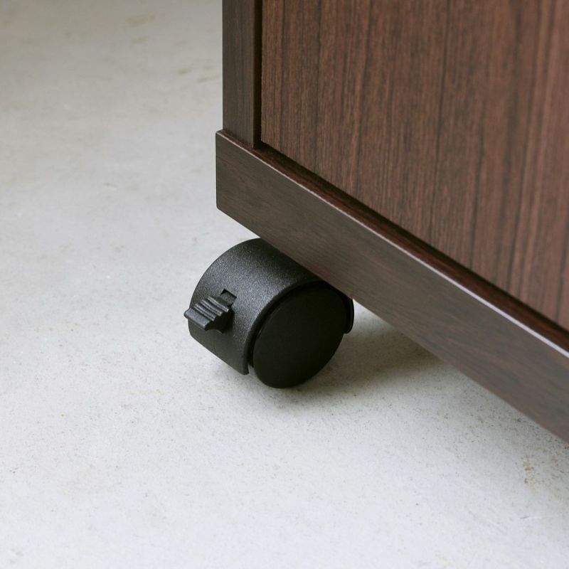 [ストッパー付きキャスター]移動に便利なキャスター付きです。そのうち2つにはストッパーも付いているので、作業するときには固定できます。